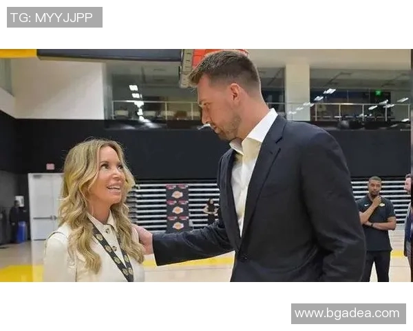 东契奇晒钓鱼成果：赤脚展示钓到的大鱼 乘船出海尽享假期太惬意